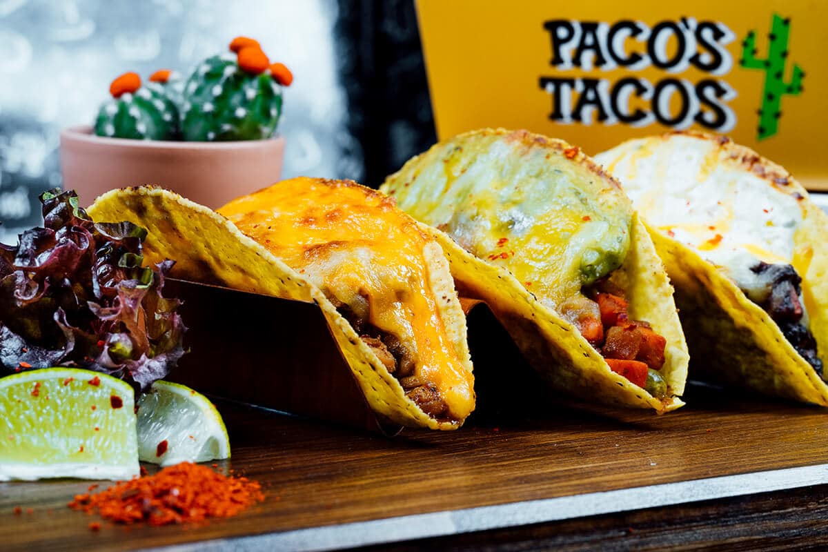 Drei Tacos von Pacos Tacos fertig serviert