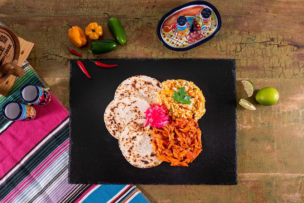 Zutaten für Tacos auf einer Schiefernplatte angerichtet
